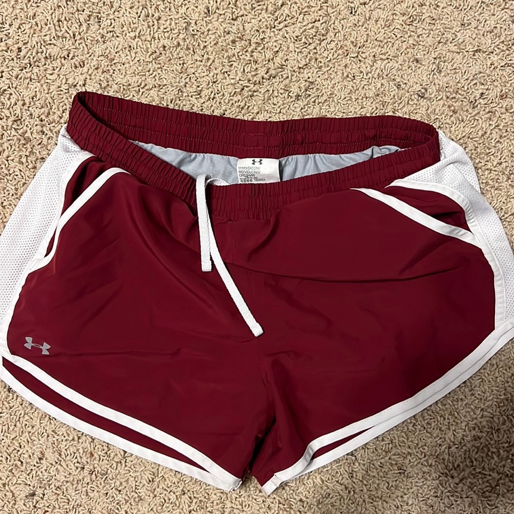 Women’s Medium Under Armour Maroon and White shorts with pockets